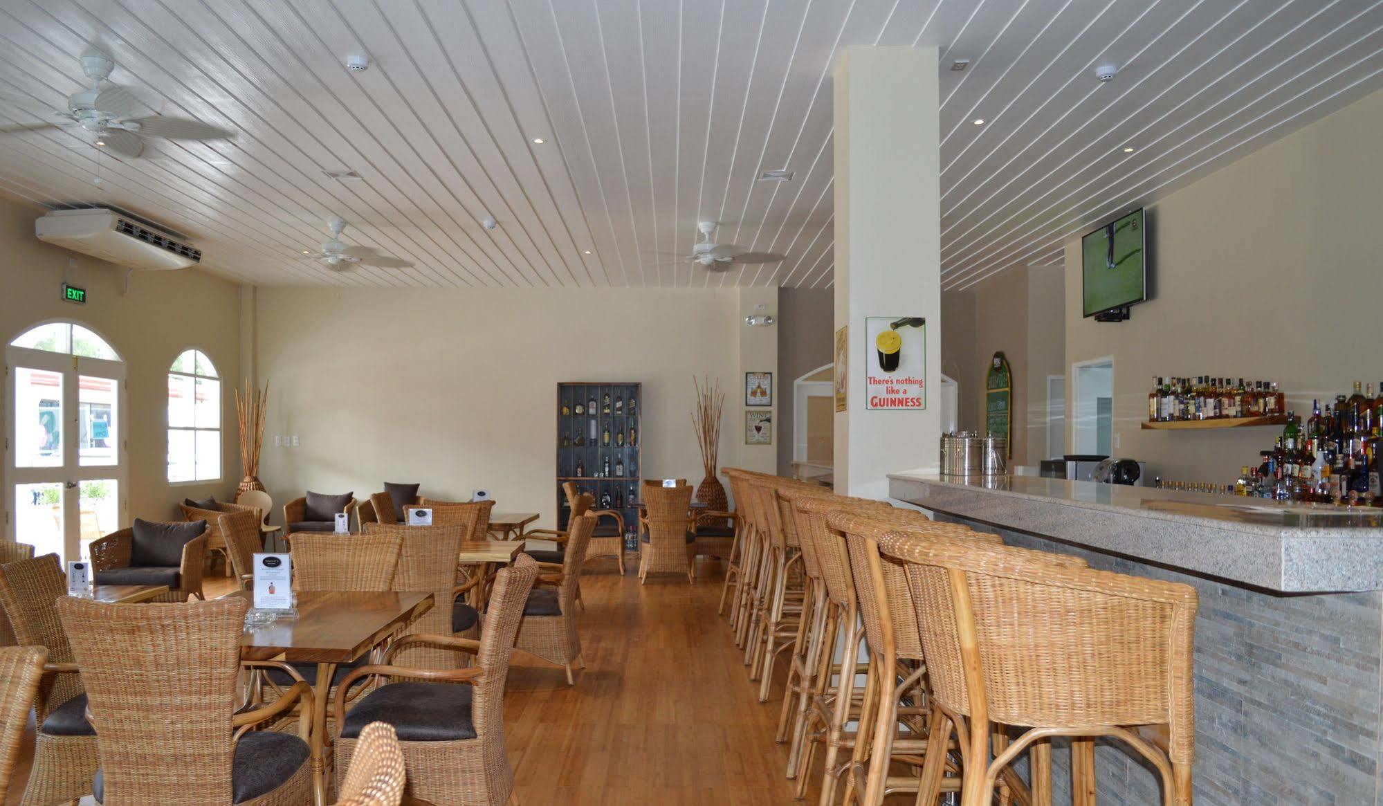 Kingsley'S Hotel And Gastro Pub Mabalacat Exterior foto