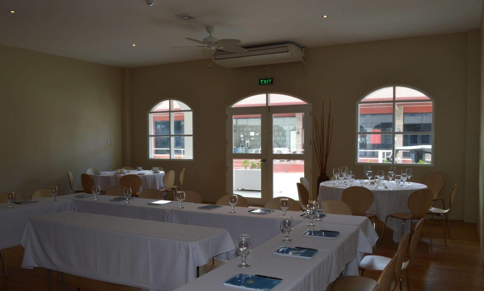 Kingsley'S Hotel And Gastro Pub Mabalacat Exterior foto