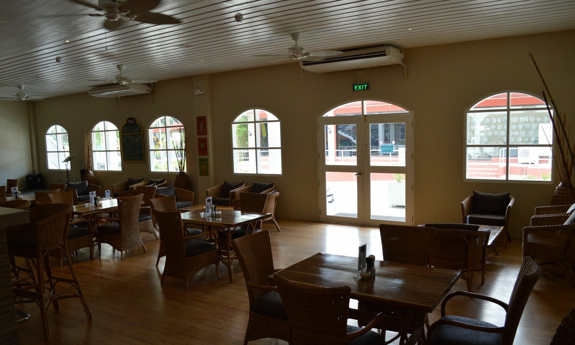 Kingsley'S Hotel And Gastro Pub Mabalacat Exterior foto